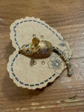 Avon:vintage gold tone/plated Midas the mouse with blue eyes tie tack/pin/brouch